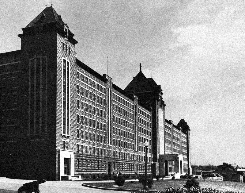 Il s'agit ici de la façade du bâtiment principal, un édifice imposant qui ouvre ses portes en 1941